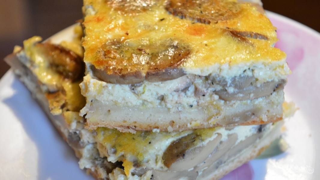 Открытый пирог с грибами и плавленым сыром