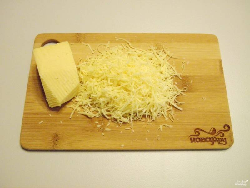Затем мелко натрите твердый сыр.