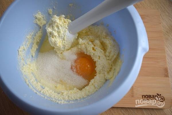 Добавьте яйцо, сахар и пробейте блендером.