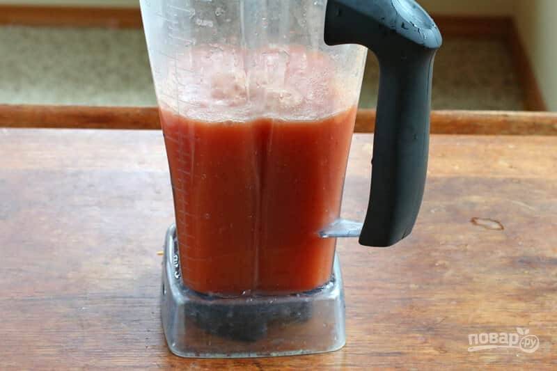 2.	Поместите помидоры и чеснок в блендер, влейте куриный бульон и взбейте. Перелейте соус в кастрюлю и нагрейте.