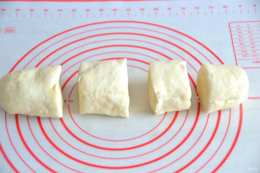Разделите тесто на 4 части, две части большого размера и две части меньшего размера. 