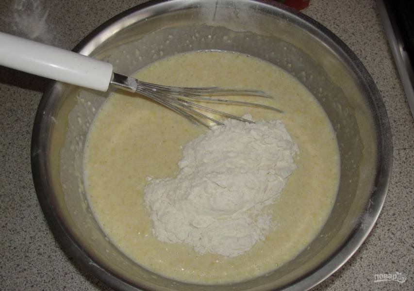 2. Вливаю тонкой струйкой молоко и добавляю по вкусу ванильный сахар, понемногу всыпаю муку. 