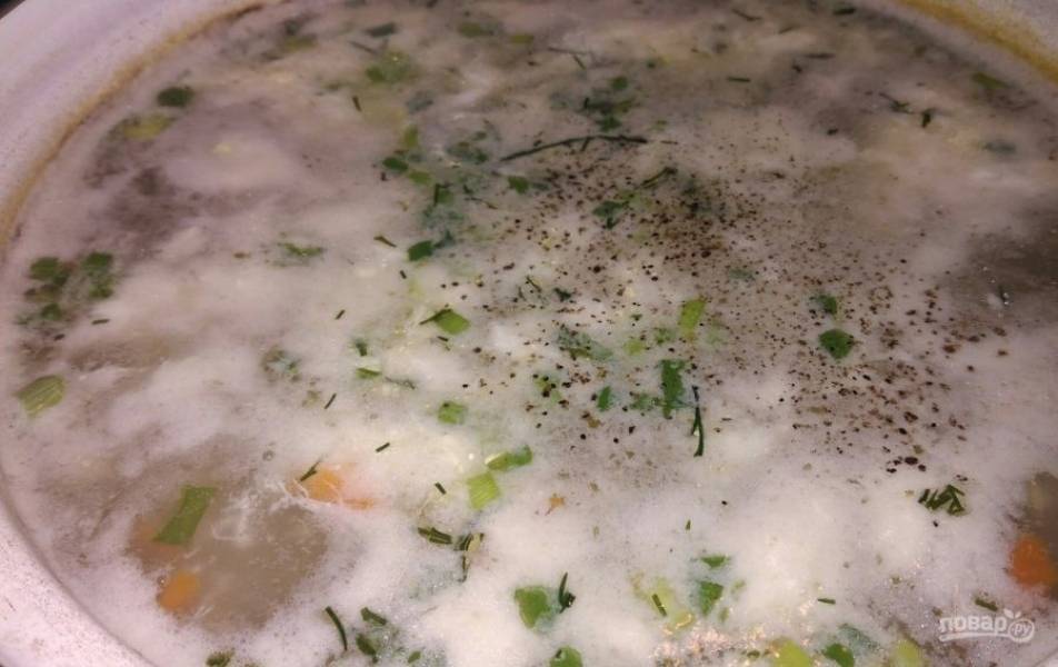 6. В самом конце можно добавить черный молотый перец, после чего суп можно отставить. Готовность супа определяется по картофелю и овсянке.
