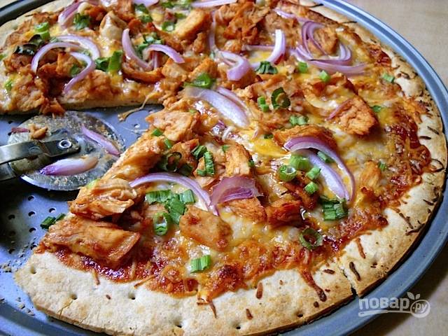 8.	Поставьте пиццу в духовку, разогретую до 200 градусов, и выпекайте в течение 7-10 минут. Разрежьте пиццу на 6 кусочков и подавайте к столу.