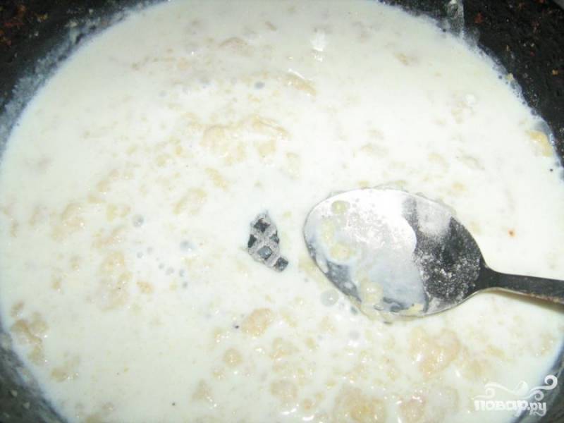 5.	Когда сливочное масло растопиться на сковороду, добавляем немного муки. Все тщательно перемешиваем. Затем вливаем сюда молоко и ждем, пока оно закипит. Добавляем готовую начинку и перемешиваем снова.