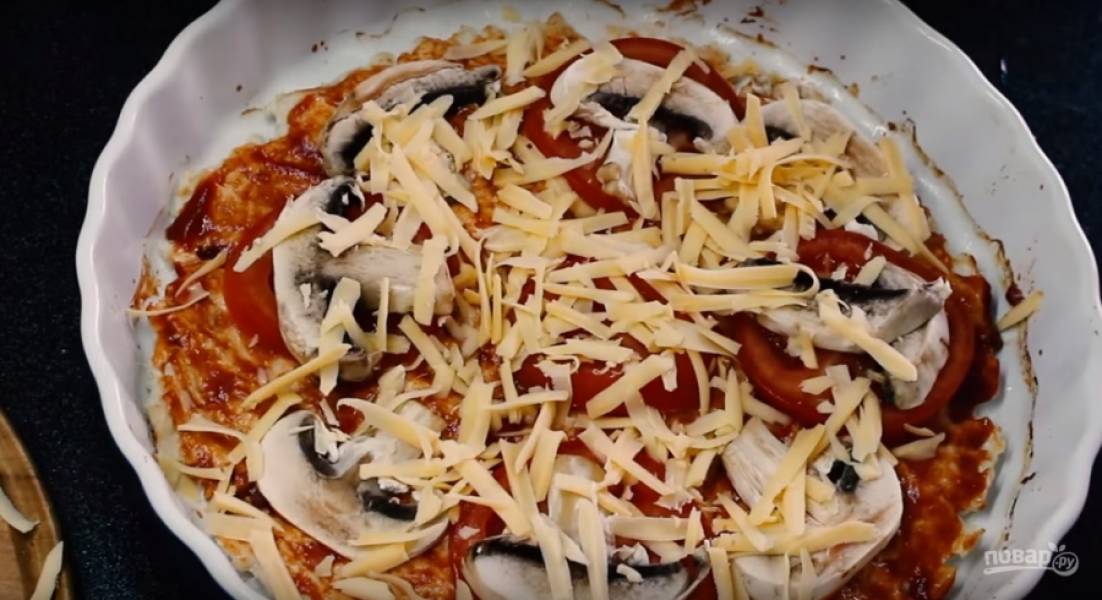 5. Готовый корж достаньте из духовки  и смажьте томатной пастой, затем выложите начинку. Отправьте пиццу в духовку на 15-20 минут.