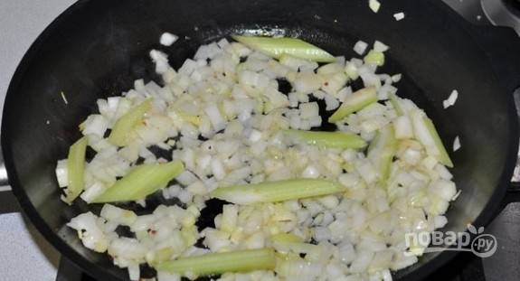 В это время на сковороде обжарьте лук с сельдереем до мягкости в масле.