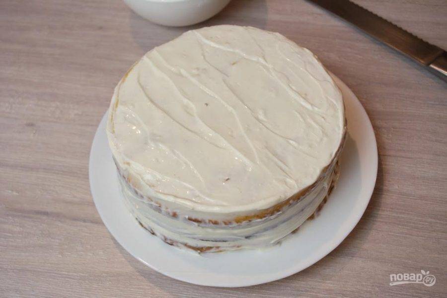 17. Завершающим будет снова белый корж( срежьте верхнюю корочку). Смажьте торт со всех сторон оставшимся кремом.
