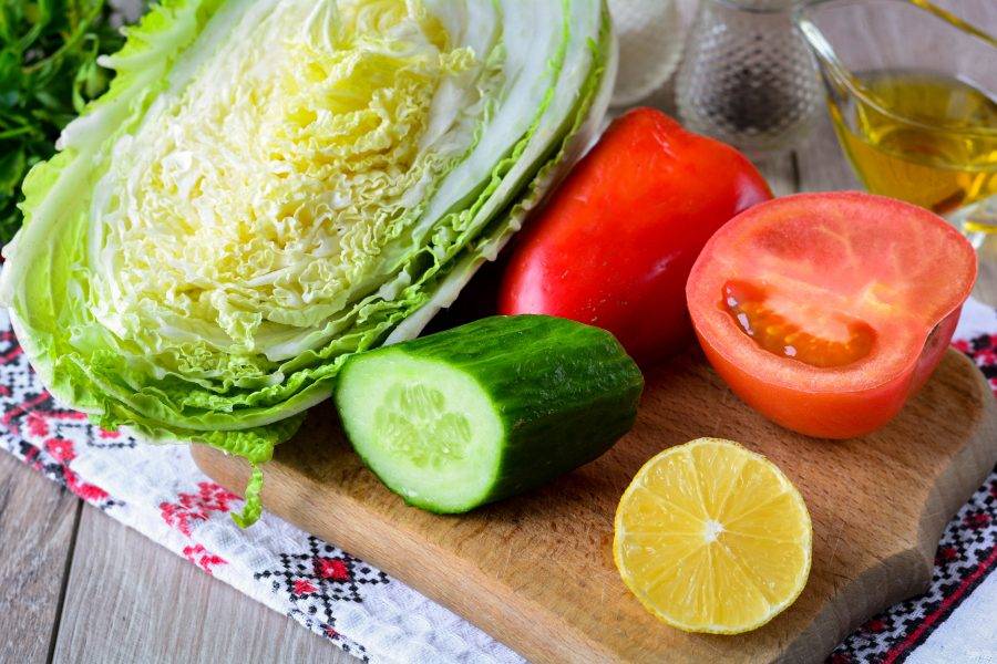 Подготовьте ингредиенты для приготовления овощного салата с пекинской капустой.