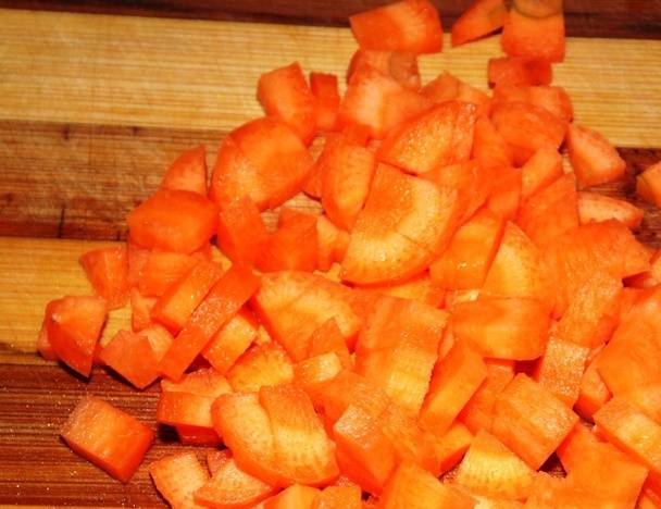 Порежьте лук и морковь и обжарьте их до мягкости. 