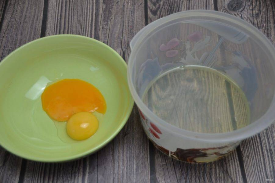 Разделите белки и желтки двух яиц.