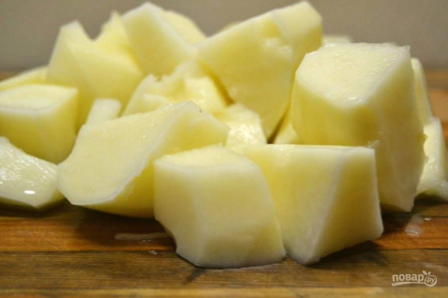 3.	Почистите картофель, порежьте большими кусочками.