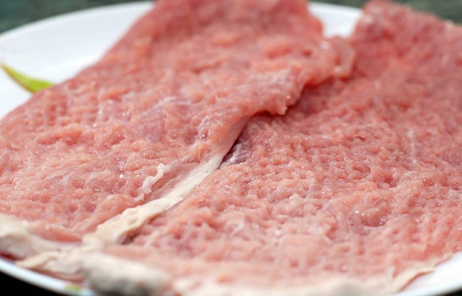 Разрезаем свинину на 2-3 порционных кусочка. Каждый кусок слегка отбиваем, перчим по вкусу.