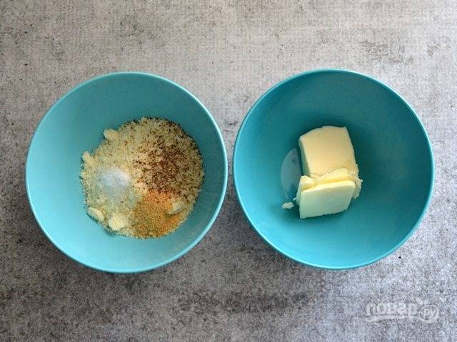10.	Достаньте брецель и отставьте. В одной миске смешайте тертый сыр, чесночный порошок, щепотку соли, щепотку молотого перца. В другую миску выложите сливочное масло и растопите его.
