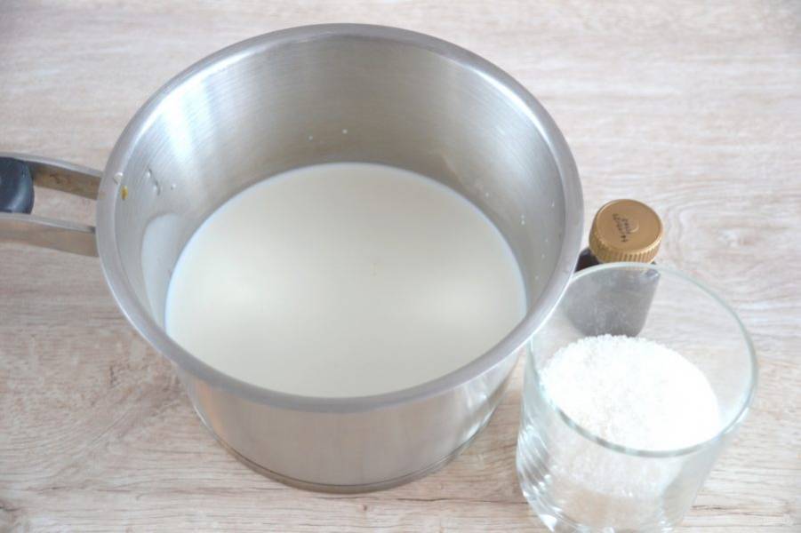 Нагрейте молоко до растворения сахара, но не до кипения, добавьте ванильный экстракт.