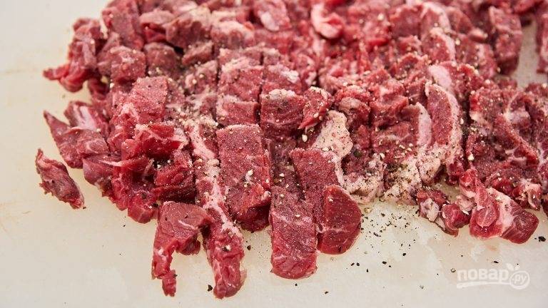 1.	Вымойте мясо, оботрите его салфетками, нарежьте небольшими кусочками и посолите, поперчите со всех сторон.