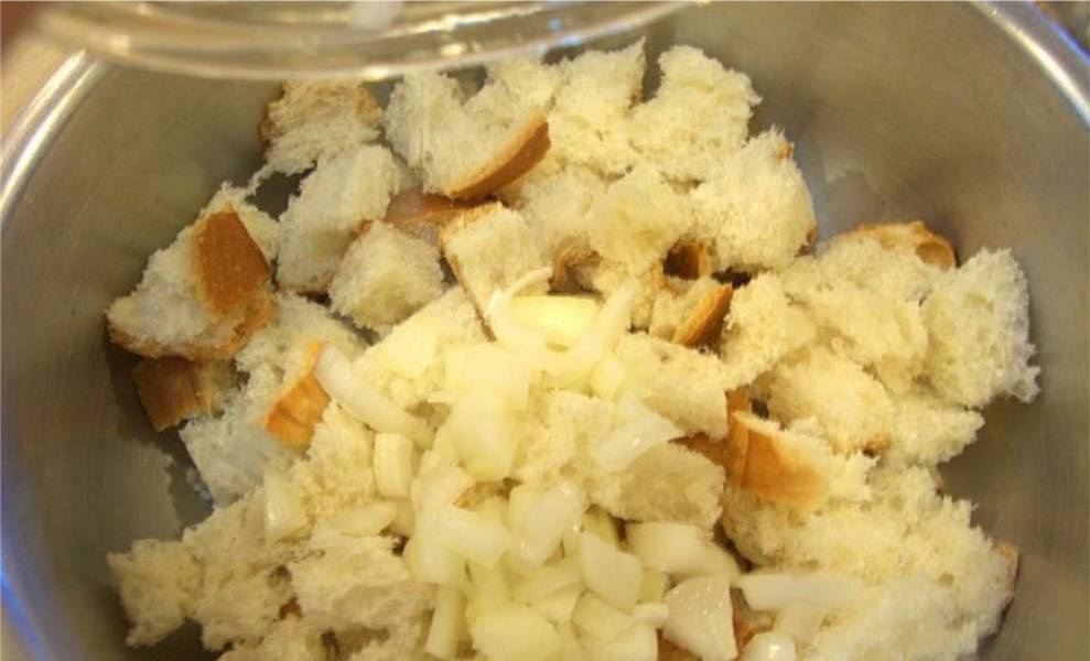 2. Поставьте разогревать духовку до 200 С. Пока она разогревается, приготовим начинку. Для этого, выложите в миску кусочки хлеба и нарезанный мелко лук.