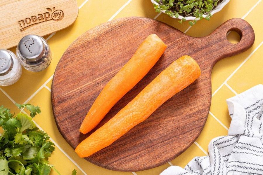 Морковь помойте, очистите от кожуры.