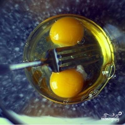 Яйца отдельно взбиваем с сахаром. Смешиваем сметану, муку, взбитые яйца, соль, ванилин и соду. Перемешиваем до образования однородной консистенции.