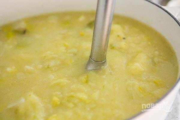 Затем с помощью блендера измельчаем суп в пюре. Регулируем густоту по вкусу, добавляя бульон или сливки (по желанию).