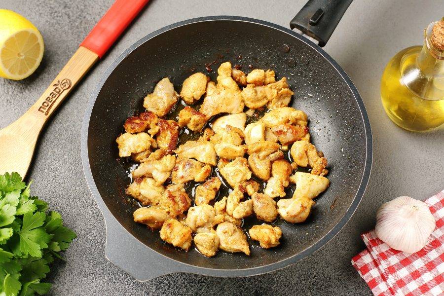 В сковороде разогрейте масло, выложите куриное филе и на среднем огне, периодически помешивая, обжарьте до полной готовности.