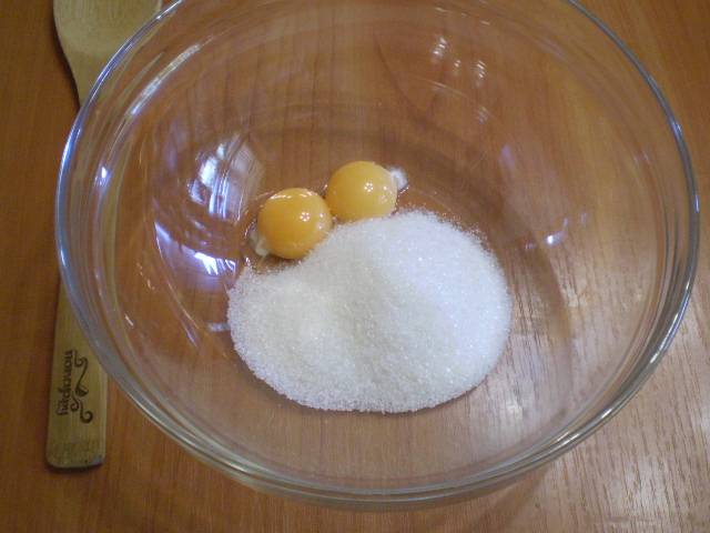 Отделите белки от желтков. Желтки венчиком соедините с сахаром и ванилином.