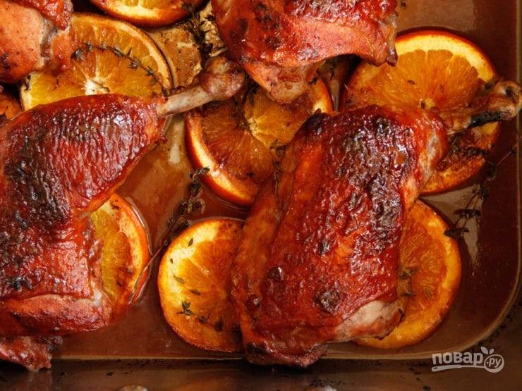 5. Запекайте блюдо 45 минут в духовке при 250 градусах. За 15 минут до готовности смажьте курицу ещё раз сиропом.