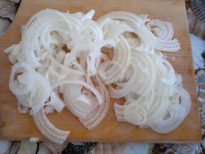 3. Лук нарезаем полукольцами и его можно замариновать в уксусе, а можно оставить в салате в первоначальном виде.