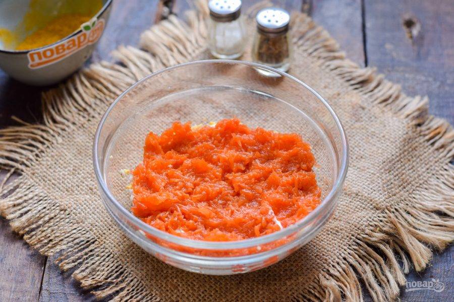 Морковь отварите в течение 30 минут, до готовности. Почистите морковь и натрите на мелкой терке, выложите поверх яиц. Соль и перец добавьте по вкусу.