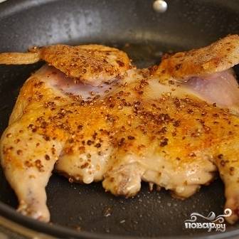 8. По истечению 15-17 минут добавьте в сковороду немного воды, понизьте огонь до среднего, накройте крышкой и жарьте цыпленка еще по 8 минут с каждой стороны.