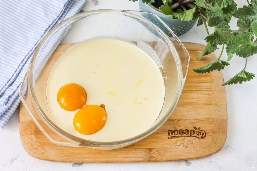 В это время растопите сливочное масло или качественный маргарин в микроволновке либо на водяной бане, но не до кипения. Всыпьте в емкость с маслом 0,5 стакана сахарного песка, соль и добавьте желтки куриных яиц.