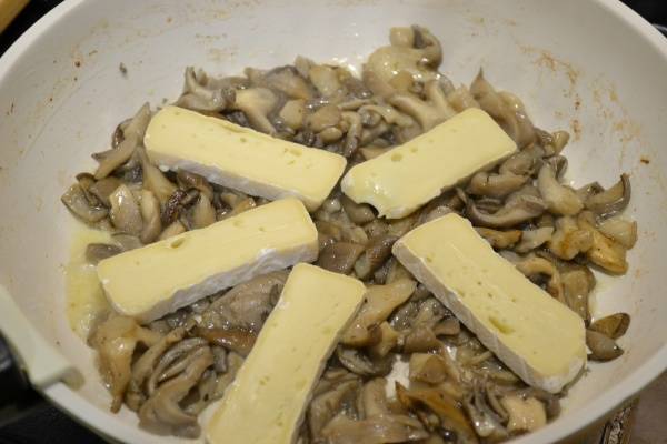 К готовым грибам добавляем сыр и накрываем все крышкой, сыр должен слегка согреться и расплавиться (печь к тому времени уже отключить).
