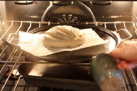 9. Сделайте острым ножом сверху надрезы, и оставьте тесто в покое минут на 40. Затем отправьте противень в разогретую духовку минут на 35, пока хлеб не подрумянится. 