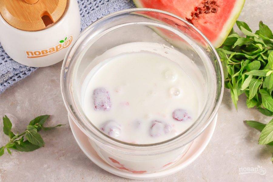 Влейте кефир любой жирности. Если кефира нет в наличии, то можно использовать йогурт или ряженку.