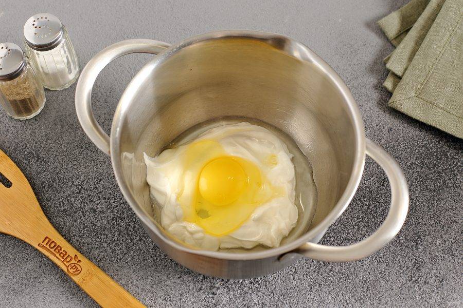 Пока начинка остывает, приготовим тесто. Соедините сметану и яйцо.