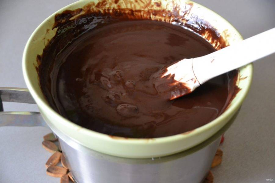 На водяной бане растопите 50 грамм сливочного масла и 200 грамм шоколада.