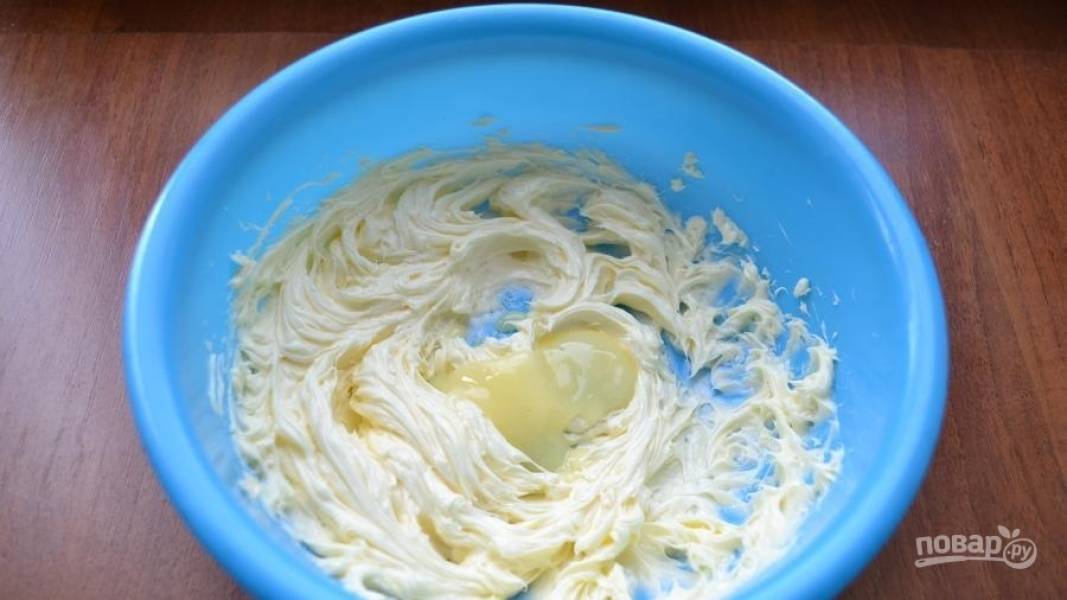 13.	В отдельную миску выложите мягкое сливочное масло, добавляйте к нему по одной ложке крема и каждый раз перемешивайте.