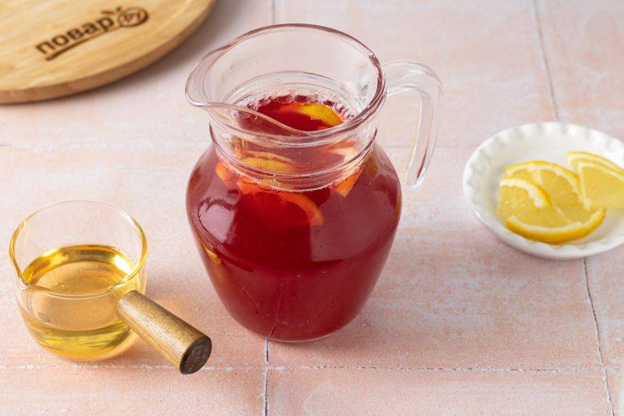 Добавьте мёд и нарезанный ломтиками лимон. Дайте настояться полчаса.