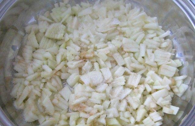 5. Сделаем начинку. На сковороде растапливаем сливочное масло, добавим измельченные яблоки и сахар. На небольшом огне держим, пока сахар весь не растворится, а яблоки станут мягкими.