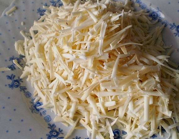 Сыр натрите на крупной терке.