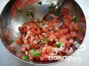 Нарезать помидоры кубиками, посолить. Нарезать лук. В миску положить помидор, нарезанный лук и 1 нарезанный пучок кориандра. Добавить 1 столовую ложку уксуса и 2 столовые ложки оливкового масла, хорошо перемешать. 