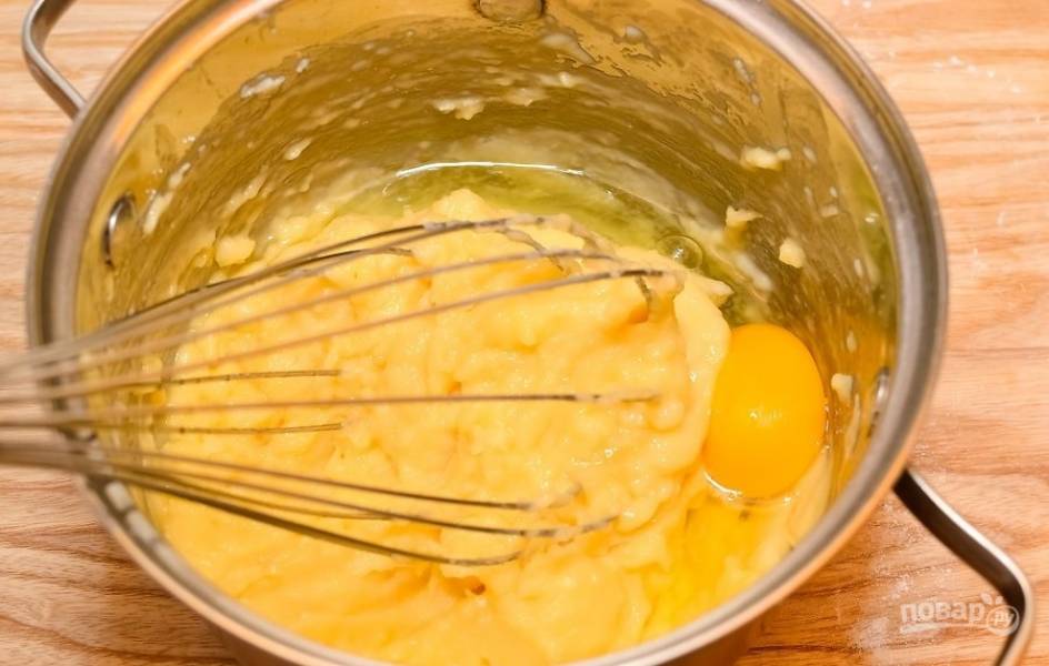 5.	В остывшее тесто добавьте по одному куриные яйца, хорошенько перемешивая после каждого.