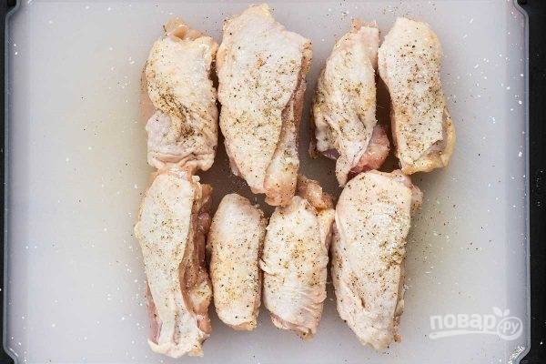 2.	Вымойте куриные бедрышки, каждое разрежьте вдоль по кости, натрите солью и перцем. Обжарьте мясо на сковороде до золотистой корочки, затем переложите в тарелку.