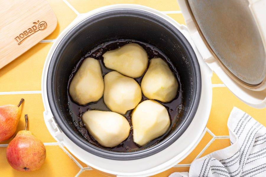 Выложите груши в чашу мультиварки срезом вниз.