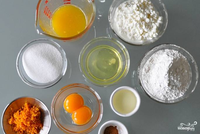 1. Вот перед нами все ингредиенты. Яичные желтки перетираем с сахаром, добавим муку, творог и масло, а также корицу и цедру апельсина. 
