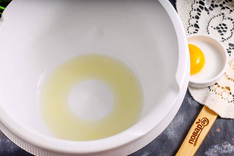 Отделите желток от белка, белок вылейте в чашу кухонного комбайна или миксера. Желательно, чтобы яйцо было охлажденное, так белок быстрее взобьется.