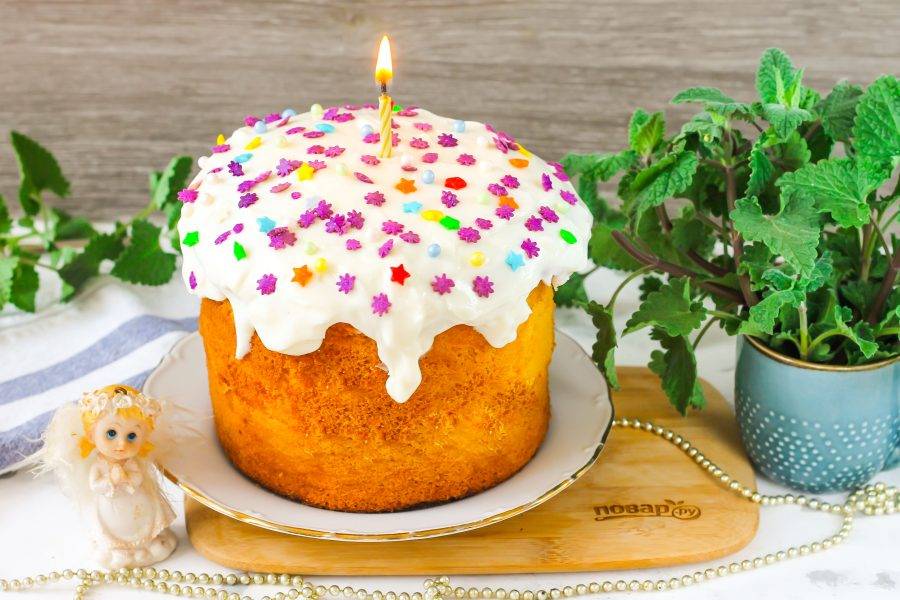 При подаче украсьте торт пасхальной посыпкой и вставьте в него свечку, зажгите ее. Светлой Пасхи!