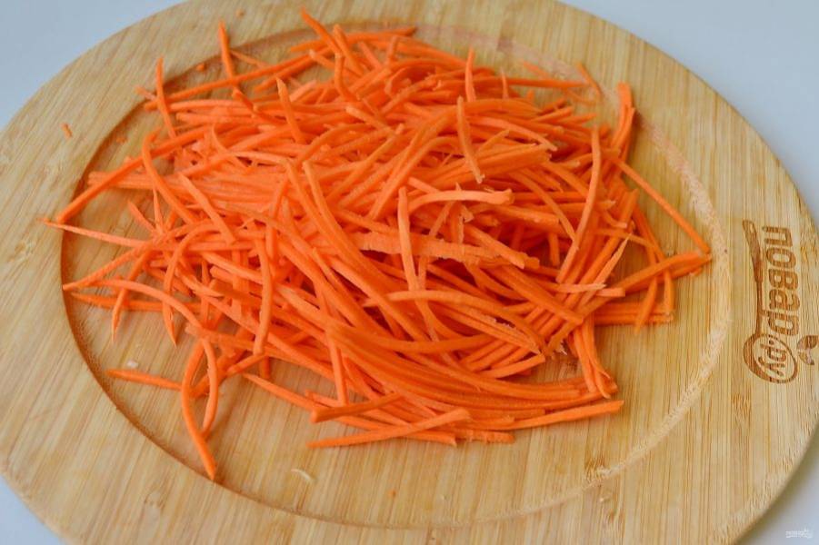 3. Очистите морковь, вымойте, натрите на терке.
