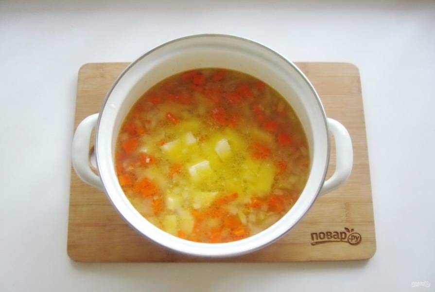 Следом добавьте нарезанный картофель. Суп посолите по вкусу.