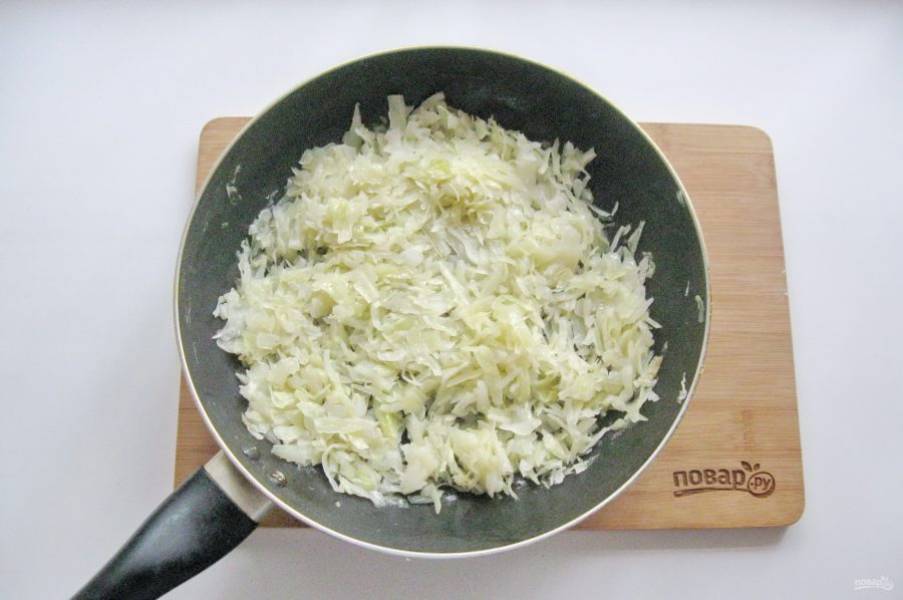 Накройте сковороду крышкой и тушите капусту до мягкости, периодически перемешивая. 